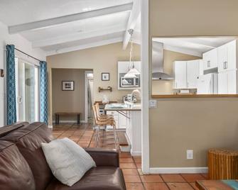 Classic Beach House - Walk To Seacliff Beach - Aptos - Wohnzimmer