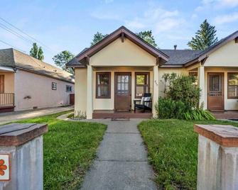 Stylish heart of Downtown Flagstaff Unit with HotTub - Flagstaff - Building
