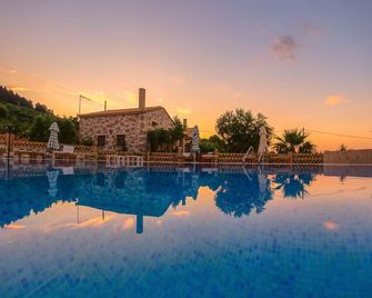 Joanna's Stone Villas - Vasilikos - Piscina