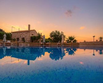 Joanna's Stone Villas - Vasilikos - Bazén
