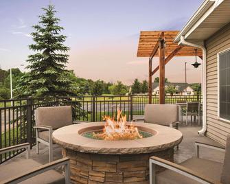 Country Inn & Suites by Radisson, West Bend, WI - West Bend - Balcony