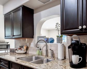 Updated home in safe, quiet neighborhood with lots of amenities! - San Diego - Kitchen
