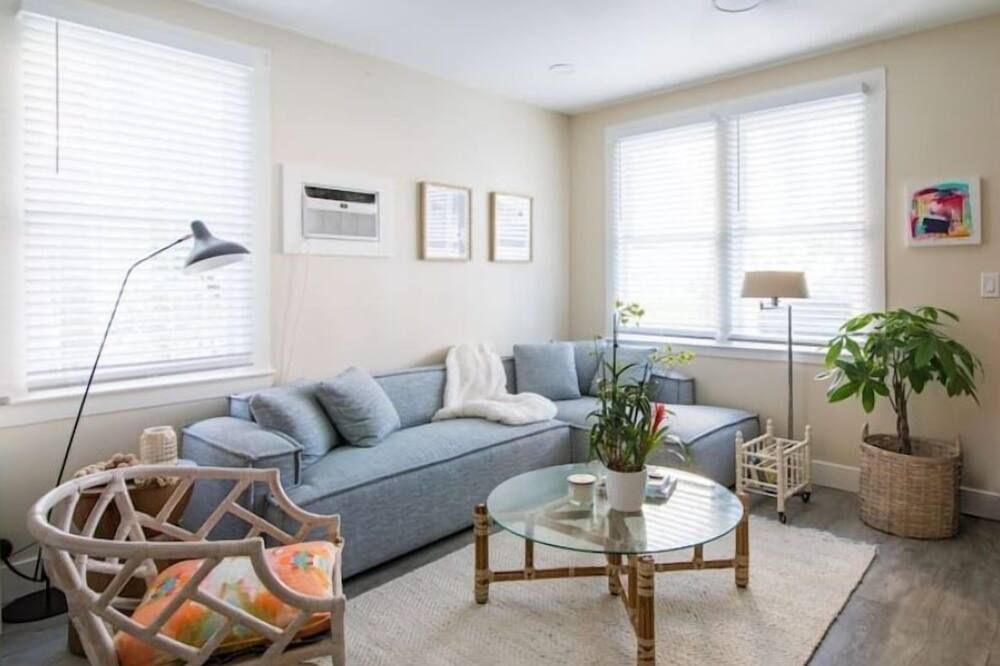 The Downtown Hibiscus House - West Palm Beach - Living room