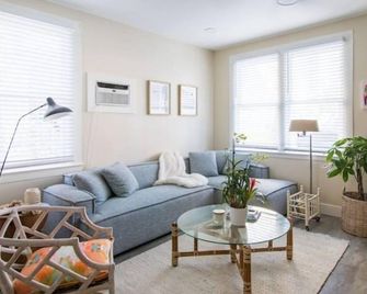 The Downtown Hibiscus House - West Palm Beach - Living room