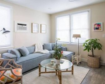 The Downtown Hibiscus House - West Palm Beach - Living room