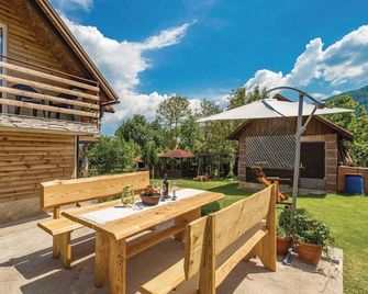 Nice Home In Licko Lesce With Wifi - Ličko Lešće - Patio