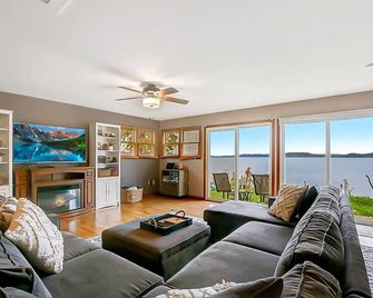 All-Season Lake Wisconsin Home-Close to Devil's Head and Cascade Mountain - Merrimac - Sala de estar