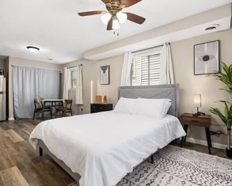 Stylish Studio Apartment with Modern Touches - Peoria - Bedroom