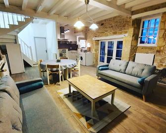 20 min from Sarlat, splendid fully renovated gîte for 6 to 8 people - Saint-Cyprien - Living room