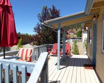 Budget Vintage Garden Cottage, Walk to town, Privacy, Deck, Wifi, Sleeps 2 max - Flagstaff - Balcony