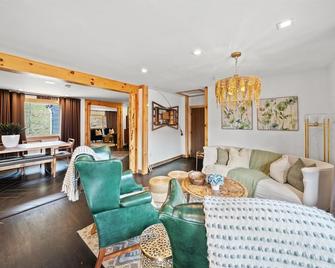 Rustic Modern Retreat with a Cozy Charm. - Hancock - Sala de estar