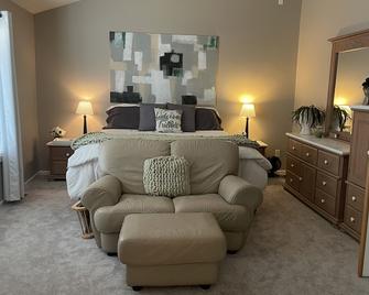 Executive Home with every amenity, prime location - Lakeville - Living room