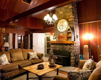 Cozy cottage in the heart of Waupaca's Chain O Lakes - Waupaca - Вітальня