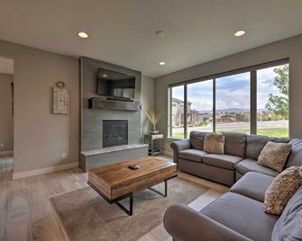 Modern Huntsville Resort Retreat with Deck and Hot Tub - Huntsville - Living room