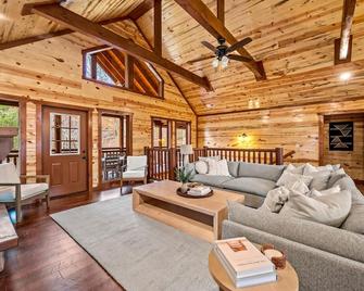 Hillside Retreat - Sevierville - Wohnzimmer