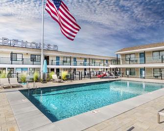 Surf House - Hampton - Pool
