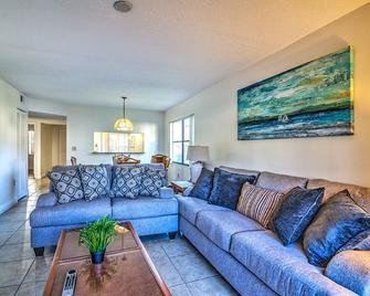 Waterfront Condo at Shorewalk Near IMG Academy in Bradenton, FL sleeps 6 - Bradenton - Living room