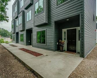 207 Brand new charming townhome that sleeps 8! - Bismarck - Building