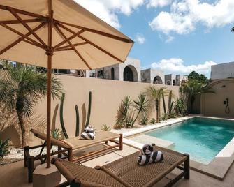 Limón & Cello Villa - North Kuta - Pool