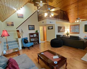 Unique A-Frame wloft, pool, & RV electric 17 min from Silver Springs State Park - Silver Springs - Wohnzimmer