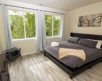 Beautiful 4 bedroom house with King beds, Forest View - Longview - Ložnice