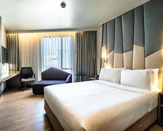 Holiday Inn Express Bangkok Sukhumvit 11 By IHG - Bangkok - Bedroom