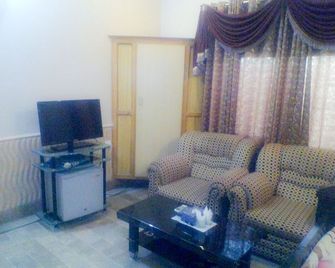 Chancery Inn Guest House - Sukkur - Living room