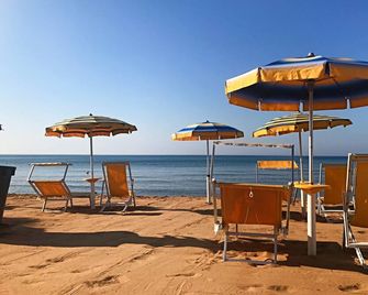 Triscinamare Hotel Residence - Marinella - Strand