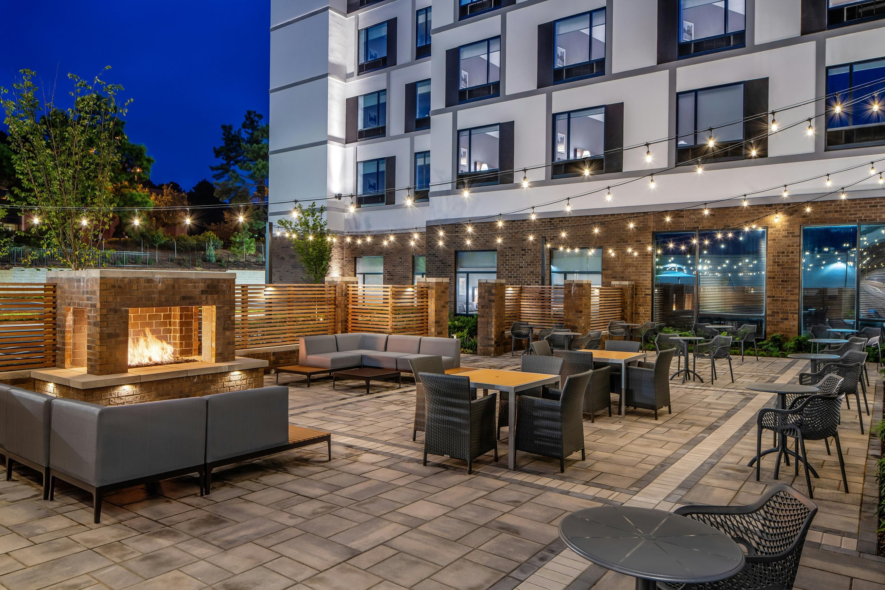Hampton Inn & Suites by Hilton Raleigh Midtown - Raleigh - Binnenhof