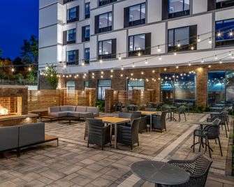 Hampton Inn & Suites by Hilton Raleigh Midtown - Raleigh - Binnenhof