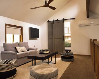 Cozy Chalet in the Mountains - East Stroudsburg - Living room