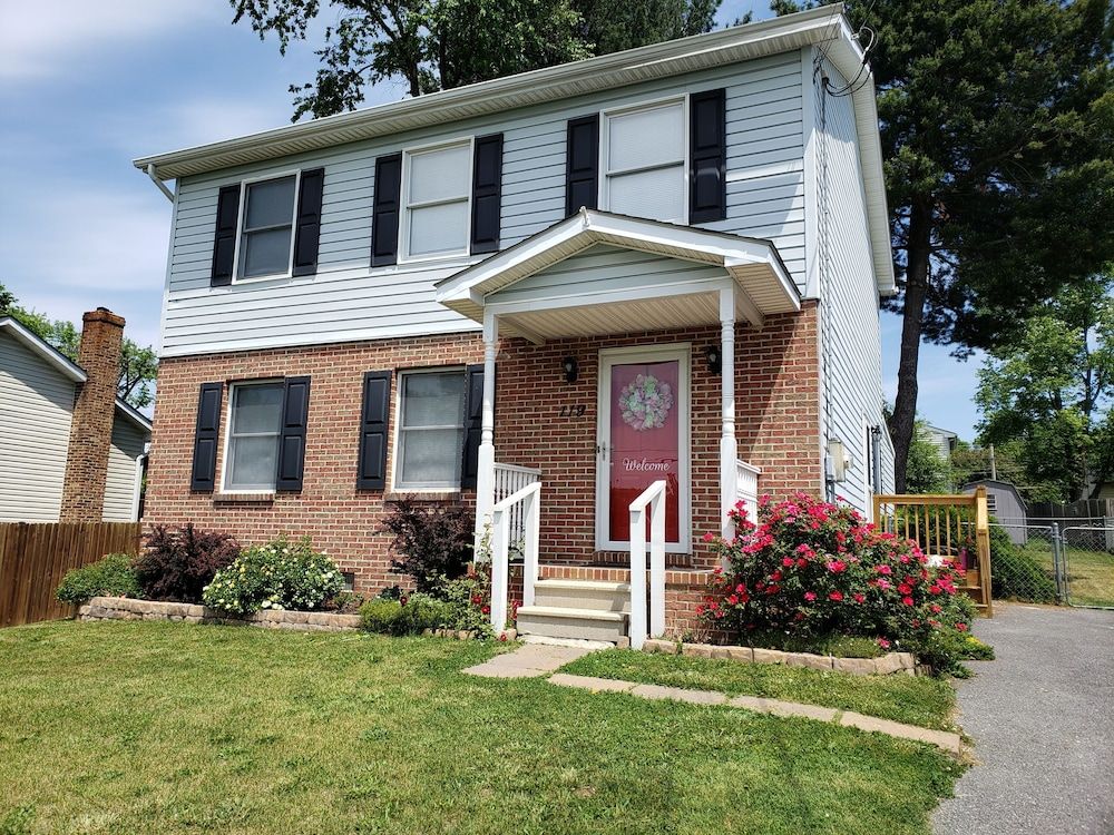 Building view of Colonial Getaway Near Old Town Historic Winchester