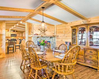 Pet-Friendly Ellijay Escape with Yard and Grill! - Ellijay - Dining room