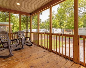 Lake Rudolph Campground & Rv Resort - Santa Claus - Balcony