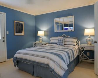 Family beach cottage poised between the ocean, hiking, biking, eateries & shops - Emerald Isle - Bedroom