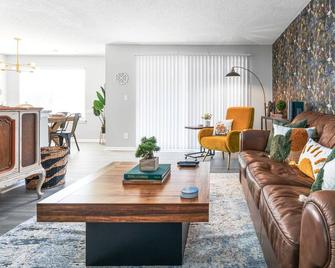 Welcome to The Conservatory, your dream home away from home in Atlanta. - Decatur - Living room