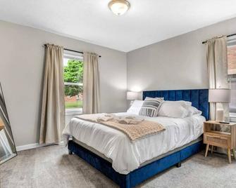 Exclusive 3 Br Retreat Cape Cod Brickstone! - Cleveland - Bedroom