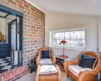 Radiant Gloucester House with Private Porch! - Gloucester - Sala de estar
