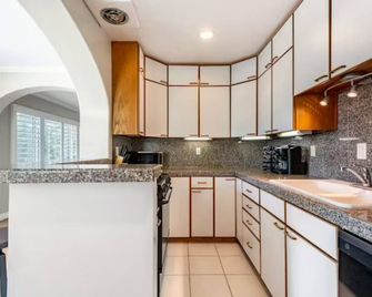 Steps To The Best Beach . Surf . Spa . Main Street - Encinitas - Cocina