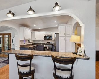 Spacious Cozy Family Home w/ Hot Tub, Private Yard, Fire Pit - Centennial - Kitchen