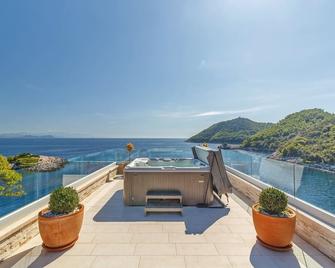 Villa Mirosa - Saplunara - מרפסת