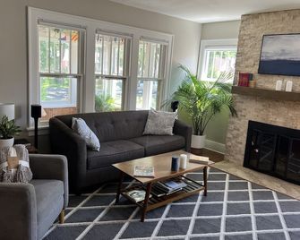 Charming 4 bedroom, 2 bath home near dowtown Fargo. - Fargo - Living room