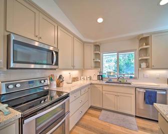 River Acres Retreat with Grill and River Access! - Weaverville - Cocina