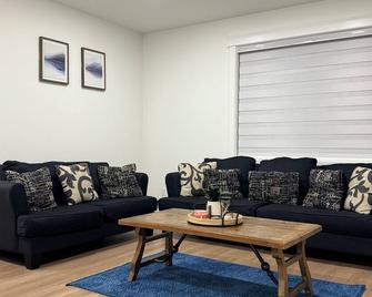 Cozy Hidden Gem 2-bedroom apartment with AC, WiFi in pleasant SeaTac - SeaTac - Living room