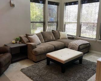 Amazing 3Bed Townhome in Farmington, Located minutes from Lagoon - Farmington - Sala de estar