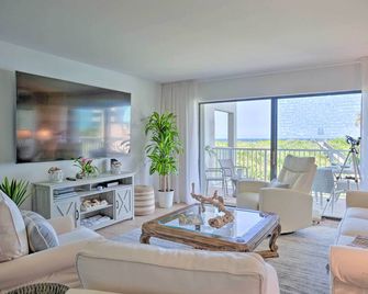 Stuart Condo at Beachfront Resort with Ocean Views - Stuart - Living room