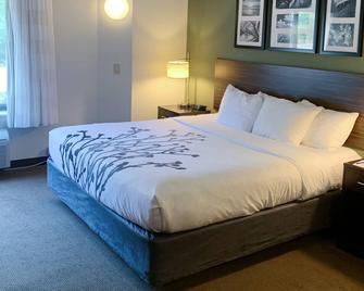 Sleep Inn and Suites Queensbury - Lake George - Queensbury - Bedroom