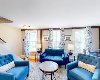 Friendly home with our separate condos & free WiFi in the heart of downtown - Castine - Sala de estar