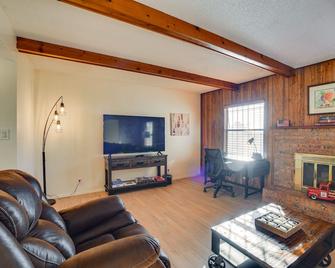 Adobe Home in Albuquerque with Covered Patio - Alburquerque - Sala de estar