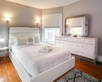 Lovely 2 Bdrm Apartment on Bidwell Pkwy off Elmwood - 2nd Floor - Buffalo - Bedroom